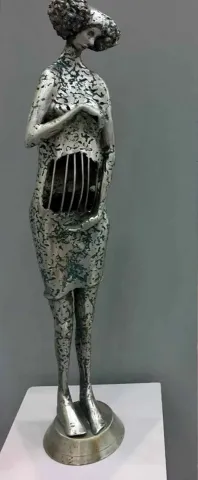 "Kafes" eseri HAKAN ERASLAN tarafından 2018 yılında 76x10x14 cm ölçülerinde Metal 1/1 tekniği ile yapılmıştır.