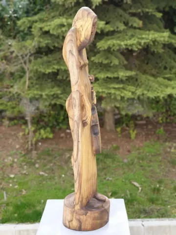 "Müzisyen 4" eseri HAKAN ERASLAN tarafından 2019 yılında 110x33x25 cm ölçülerinde Zeytin Ağacı Yontu tekniği ile yapılmıştır.