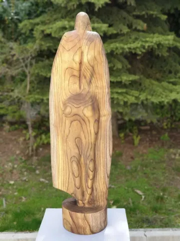"Müzisyen 5" eseri HAKAN ERASLAN tarafından 2019 yılında 110x33x25 cm ölçülerinde Zeytin Ağacı Yontu tekniği ile yapılmıştır.