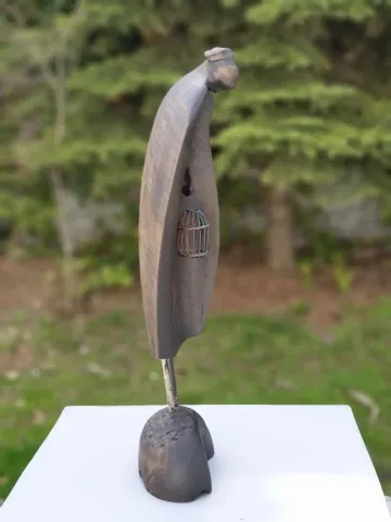 "Tutsak 2" eseri HAKAN ERASLAN tarafından 2019 yılında 55x19x11 cm ölçülerinde Zeytin Ağacı Yontu tekniği ile yapılmıştır.