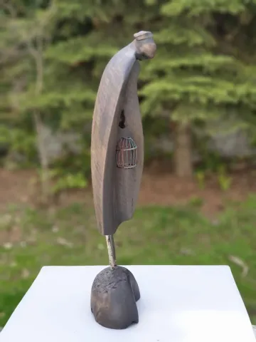 "Tutsak 2" eseri HAKAN ERASLAN tarafından 2019 yılında 55x19x11 cm ölçülerinde Zeytin Ağacı Yontu tekniği ile yapılmıştır.
