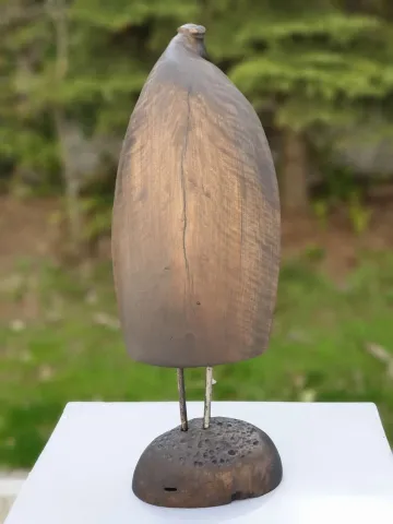 "Tutsak 2" eseri HAKAN ERASLAN tarafından 2019 yılında 55x19x11 cm ölçülerinde Zeytin Ağacı Yontu tekniği ile yapılmıştır.
