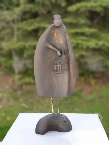 "Tutsak 2" eseri HAKAN ERASLAN tarafından 2019 yılında 55x19x11 cm ölçülerinde Zeytin Ağacı Yontu tekniği ile yapılmıştır.