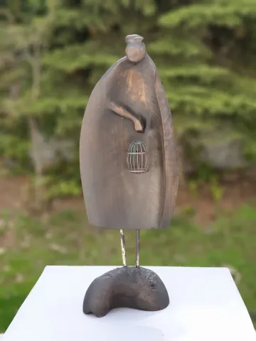"Tutsak 2" eseri HAKAN ERASLAN tarafından 2019 yılında 55x19x11 cm ölçülerinde Zeytin Ağacı Yontu tekniği ile yapılmıştır.