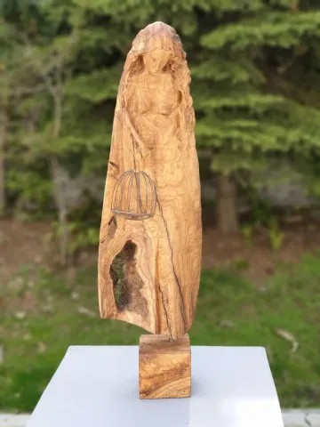 "Tutsak" eseri HAKAN ERASLAN tarafından 2018 yılında 71x21x16 cm ölçülerinde Zeytin Ağacı Yontu tekniği ile yapılmıştır.