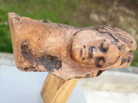 "Dinlenme 3" eseri HAKAN ERASLAN tarafından 2018 yılında 48x53x23 cm ölçülerinde Zeytin Ağacı Yontu tekniği ile yapılmıştır.