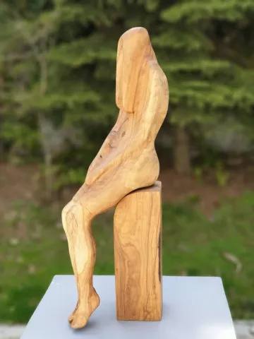 "Dinlenme" eseri HAKAN ERASLAN tarafından 2016 yılında 66x20x19 cm ölçülerinde Zeytin Ağacı Yontu tekniği ile yapılmıştır.