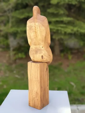 "Dinlenme" eseri HAKAN ERASLAN tarafından 2016 yılında 66x20x19 cm ölçülerinde Zeytin Ağacı Yontu tekniği ile yapılmıştır.