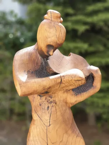 "Müzisyen" eseri HAKAN ERASLAN tarafından 2015 yılında 112x38x38 cm ölçülerinde Zeytin Ağacı Yontu tekniği ile yapılmıştır.