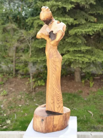 "Müzisyen" eseri HAKAN ERASLAN tarafından 2015 yılında 112x38x38 cm ölçülerinde Zeytin Ağacı Yontu tekniği ile yapılmıştır.