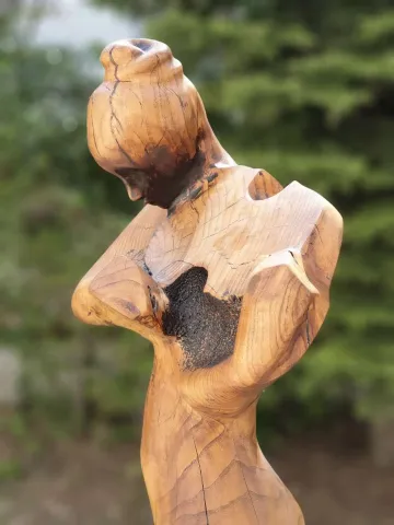 "Müzisyen" eseri HAKAN ERASLAN tarafından 2015 yılında 112x38x38 cm ölçülerinde Zeytin Ağacı Yontu tekniği ile yapılmıştır.