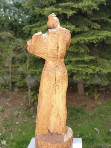 "Müzisyen" eseri HAKAN ERASLAN tarafından 2015 yılında 112x38x38 cm ölçülerinde Zeytin Ağacı Yontu tekniği ile yapılmıştır.