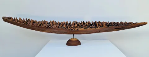 "Mülteciler" eseri HAKAN ERASLAN tarafından 2021 yılında 15x19x97 cm ölçülerinde Ağaç yontu tekniği ile yapılmıştır.