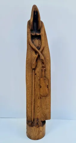 "Müzisyen" eseri HAKAN ERASLAN tarafından 2021 yılında 15x19x97 cm ölçülerinde Ağaç yontu tekniği ile yapılmıştır.