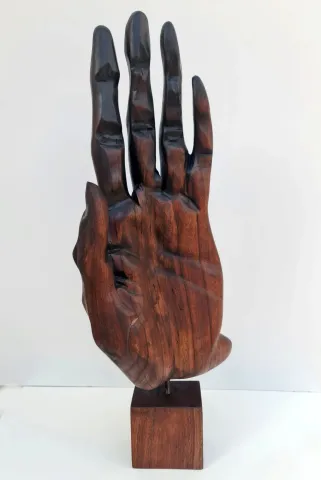 "Dur" eseri HAKAN ERASLAN tarafından 2021 yılında 15x19x97 cm ölçülerinde Ağaç yontu tekniği ile yapılmıştır.