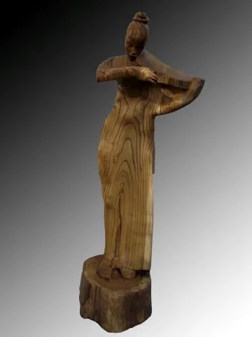"Müzisyen" eseri HAKAN ERASLAN tarafından 174x60x46 cm ölçülerinde Kestane ağacı yontu tekniği ile yapılmıştır.