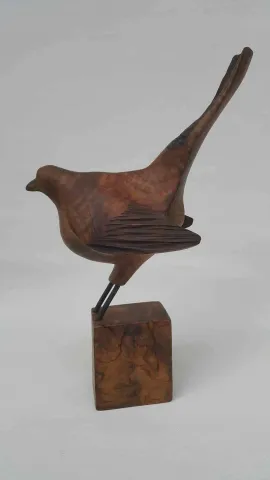 "Kuş" eseri HAKAN ERASLAN tarafından 2018 yılında 39x15x20 cm ölçülerinde Ağaç yontu tekniği ile yapılmıştır.