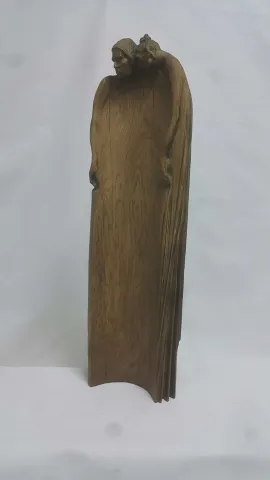"Persona Kovanı - I" eseri HAKAN ERASLAN tarafından 2023 yılında 90x36x12 cm ölçülerinde Meşe Ağacı Yontu tekniği ile yapılmıştır.