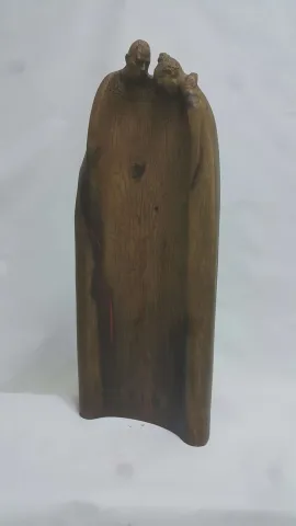 "Persona Kovanı - II" eseri HAKAN ERASLAN tarafından 2023 yılında 98x28x12 cm ölçülerinde Meşe Ağacı Yontu tekniği ile yapılmıştır.
