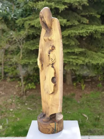"Müzisyen 6" eseri HAKAN ERASLAN tarafından 2019 yılında 110x33x25 cm ölçülerinde Zeytin Ağacı Yontu tekniği ile yapılmıştır.