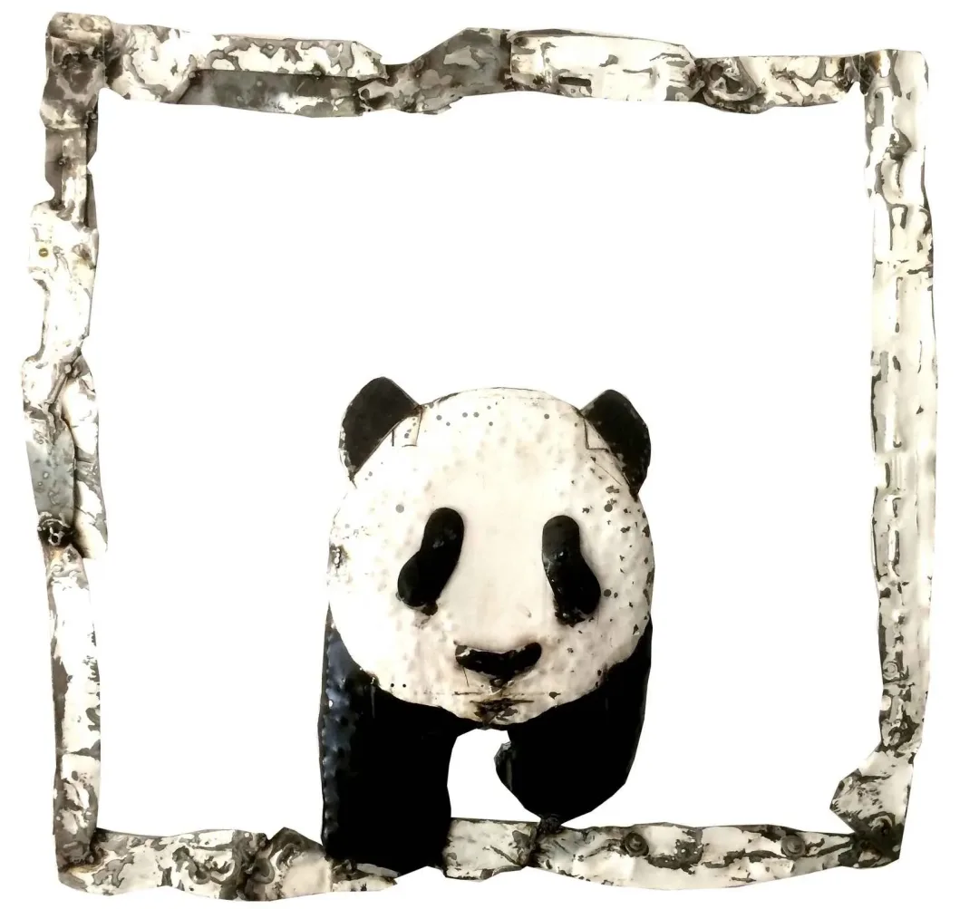ASAF ERDEMLİ — “Panda” "Panda" eseri ASAF ERDEMLİ tarafından 75x75x7 cm ölçülerinde Hurda Metal, Kaynak tekniği ile yapılmıştır.