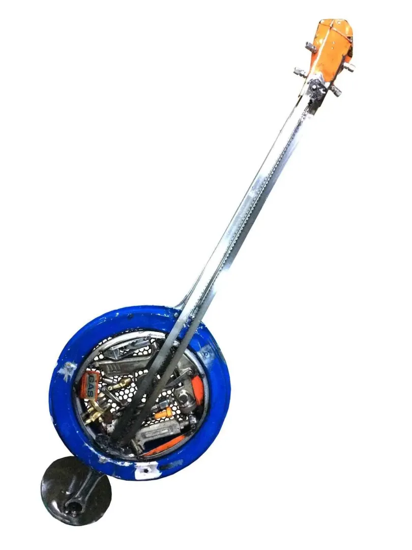 ASAF ERDEMLİ — “Bonjo” "Bonjo" eseri ASAF ERDEMLİ tarafından 110x35x20 cm ölçülerinde Hurda Metal, Kaynak tekniği ile yapılmıştır.