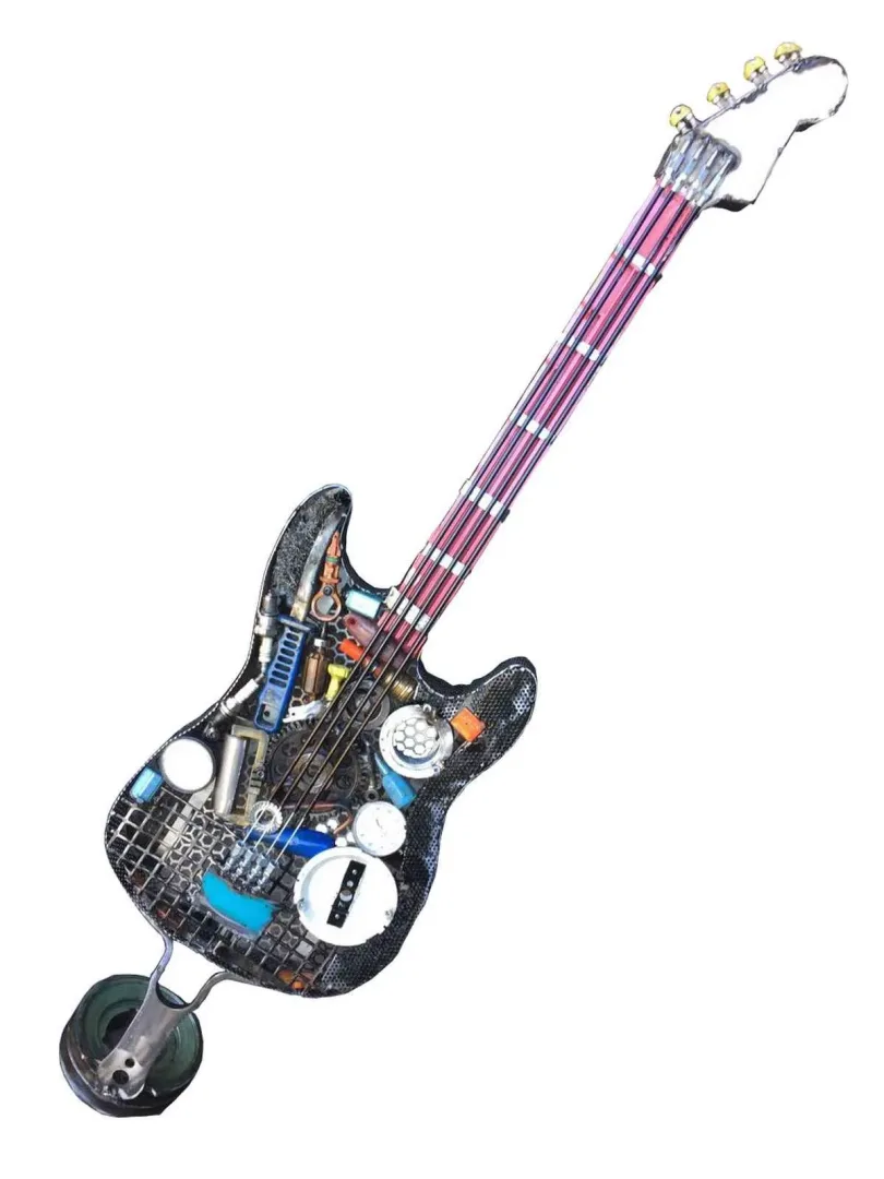 ASAF ERDEMLİ — “Gitar” "Gitar" eseri ASAF ERDEMLİ tarafından 140x40x20 cm ölçülerinde Hurda Metal, Kaynak tekniği ile yapılmıştır.