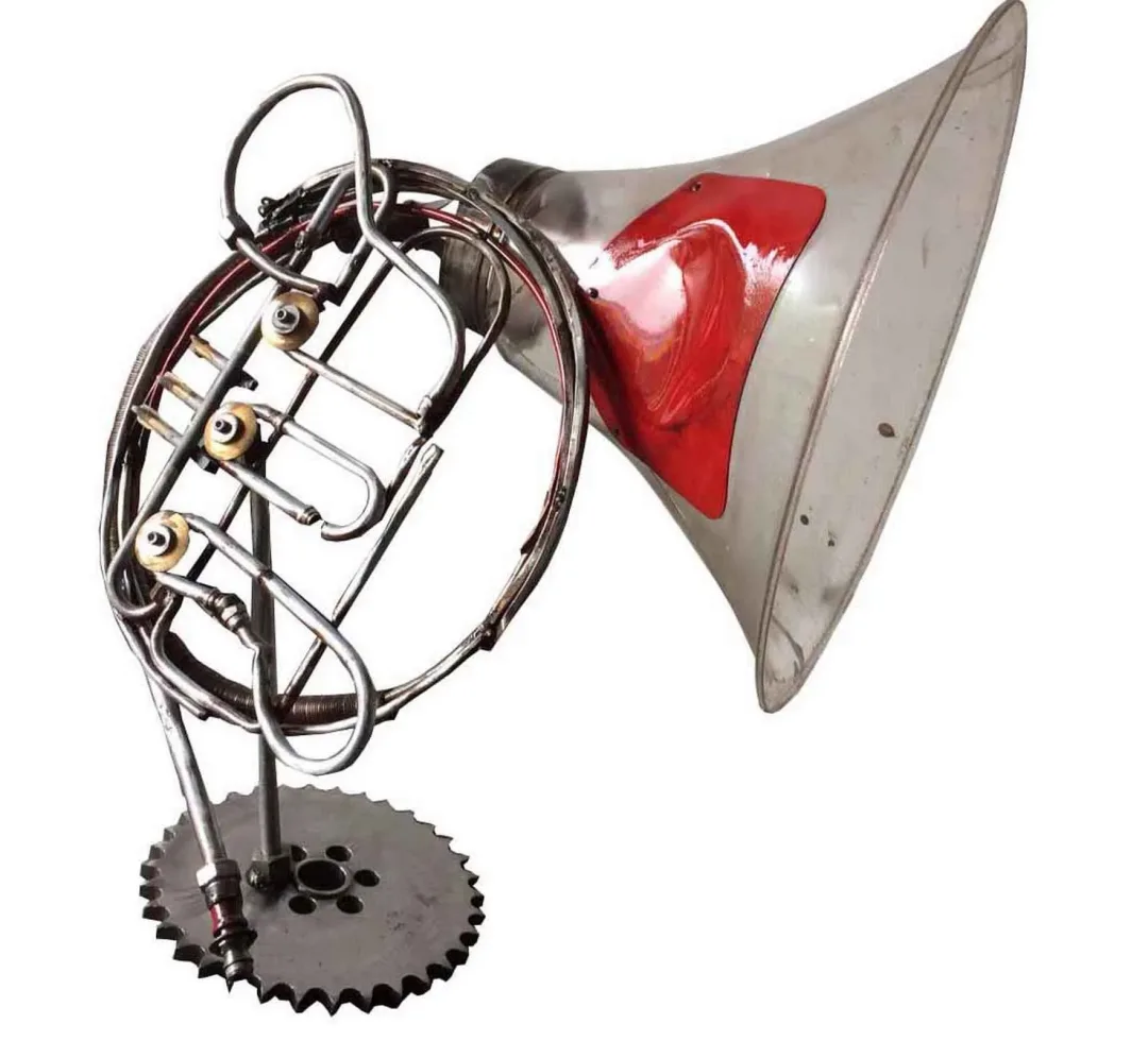ASAF ERDEMLİ — “French horn” "French horn" eseri ASAF ERDEMLİ tarafından 75x80x60 cm ölçülerinde Hurda Metal, Plastik Kaynak tekniği ile yapılmıştır.