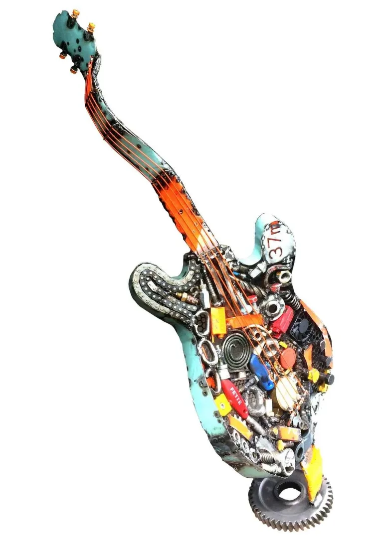 ASAF ERDEMLİ — “Gitar” "Gitar" eseri ASAF ERDEMLİ tarafından 95x50x45 cm ölçülerinde Hurda Metal, Kaynak tekniği ile yapılmıştır.