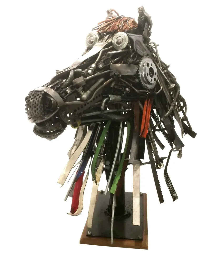 ASAF ERDEMLİ — “At” "At" eseri ASAF ERDEMLİ tarafından 100x75x55 cm ölçülerinde Hurda Metal, Kaynak tekniği ile yapılmıştır.