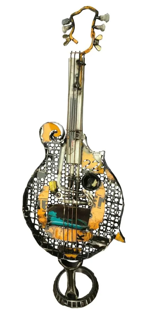 ASAF ERDEMLİ — “Mandolin” "Mandolin" eseri ASAF ERDEMLİ tarafından 70x40x15 cm ölçülerinde Hurda Metal, Kaynak tekniği ile yapılmıştır.