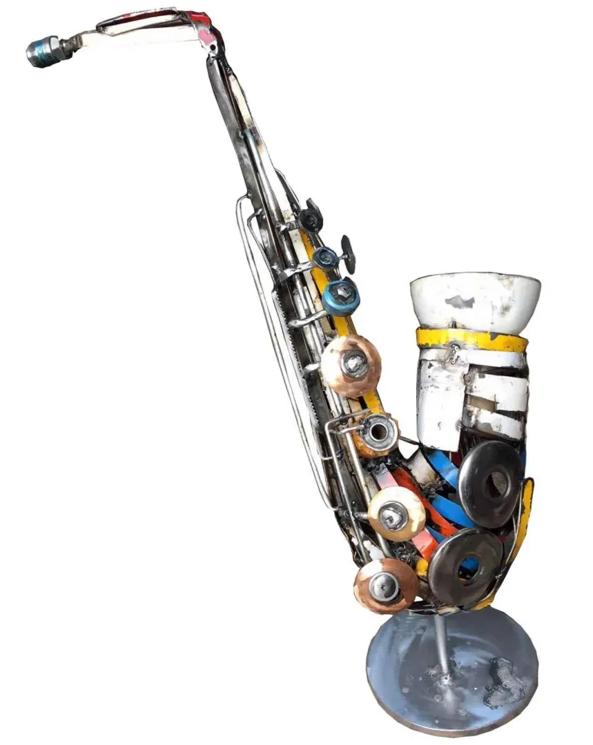 ASAF ERDEMLİ — “Saksafon” "Saksafon" eseri ASAF ERDEMLİ tarafından 75x45x30 cm ölçülerinde Hurda Metal, Kaynak tekniği ile yapılmıştır.
