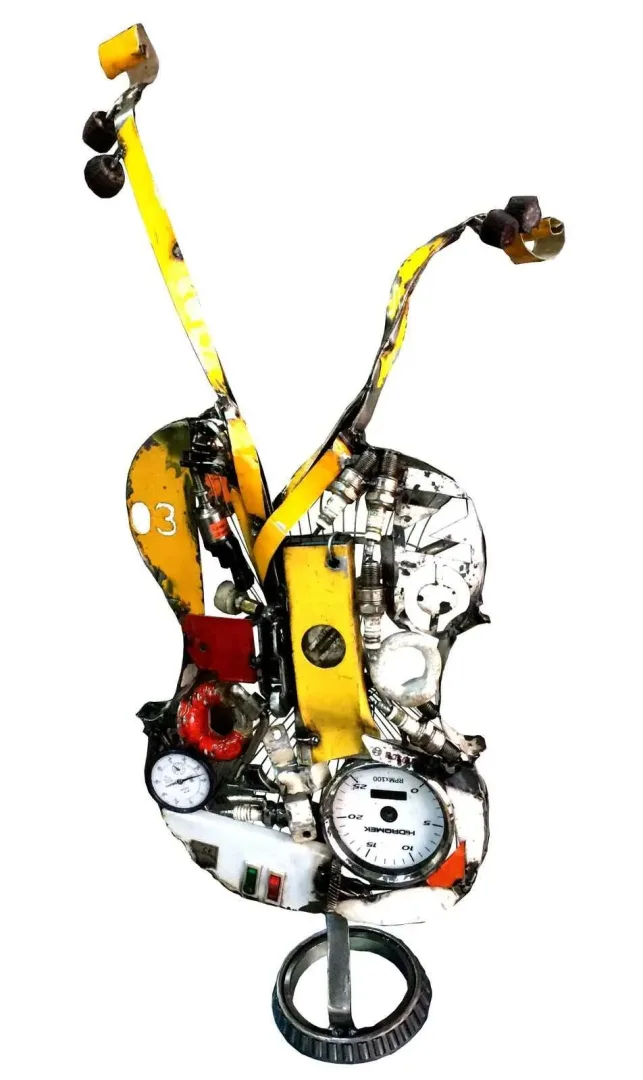 ASAF ERDEMLİ — “Keman” "Keman" eseri ASAF ERDEMLİ tarafından 83x37x50 cm ölçülerinde Hurda Metal, Kaynak tekniği ile yapılmıştır.