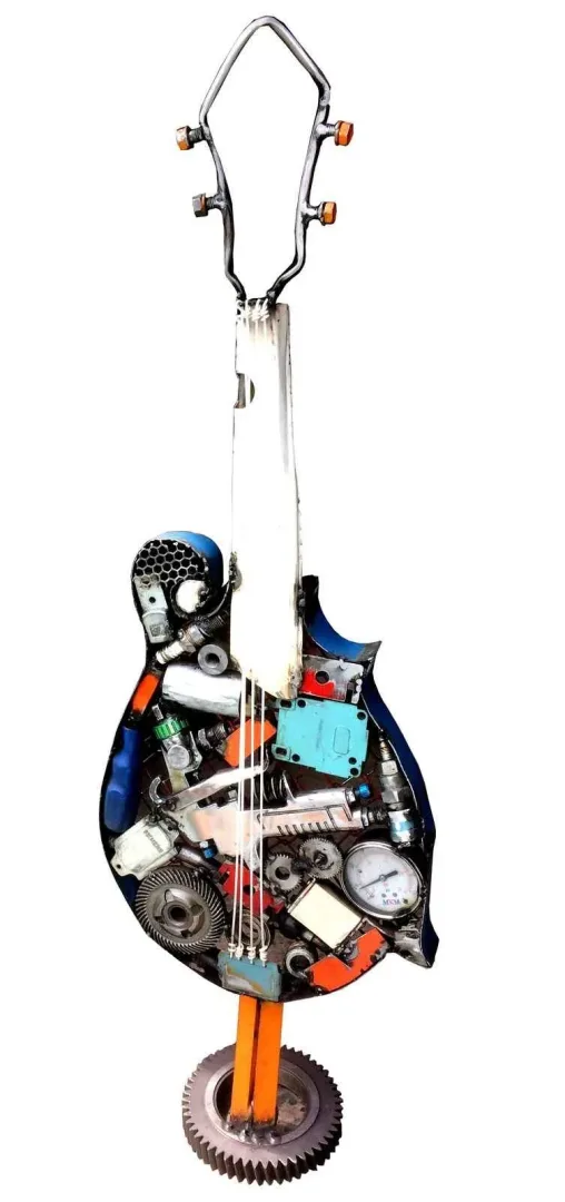 ASAF ERDEMLİ — “Mandolin” "Mandolin" eseri ASAF ERDEMLİ tarafından 65x40x15 cm ölçülerinde Hurda Metal, Kaynak tekniği ile yapılmıştır.