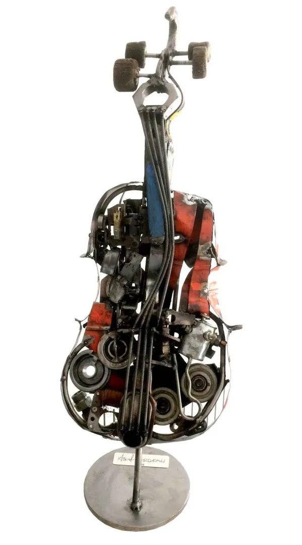 ASAF ERDEMLİ — “Keman” "Keman" eseri ASAF ERDEMLİ tarafından 75x28x30 cm ölçülerinde Hurda Metal, Kaynak tekniği ile yapılmıştır.