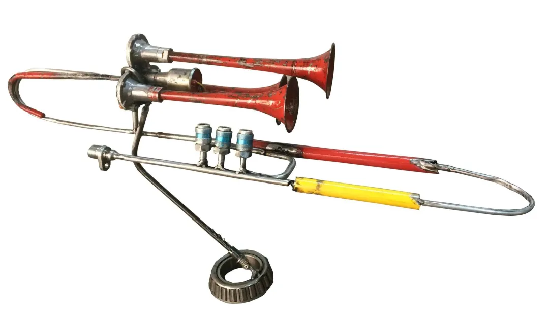 ASAF ERDEMLİ — “Trombon” "Trombon" eseri ASAF ERDEMLİ tarafından 60x100x25 cm ölçülerinde Hurda Metal, Kaynak tekniği ile yapılmıştır.