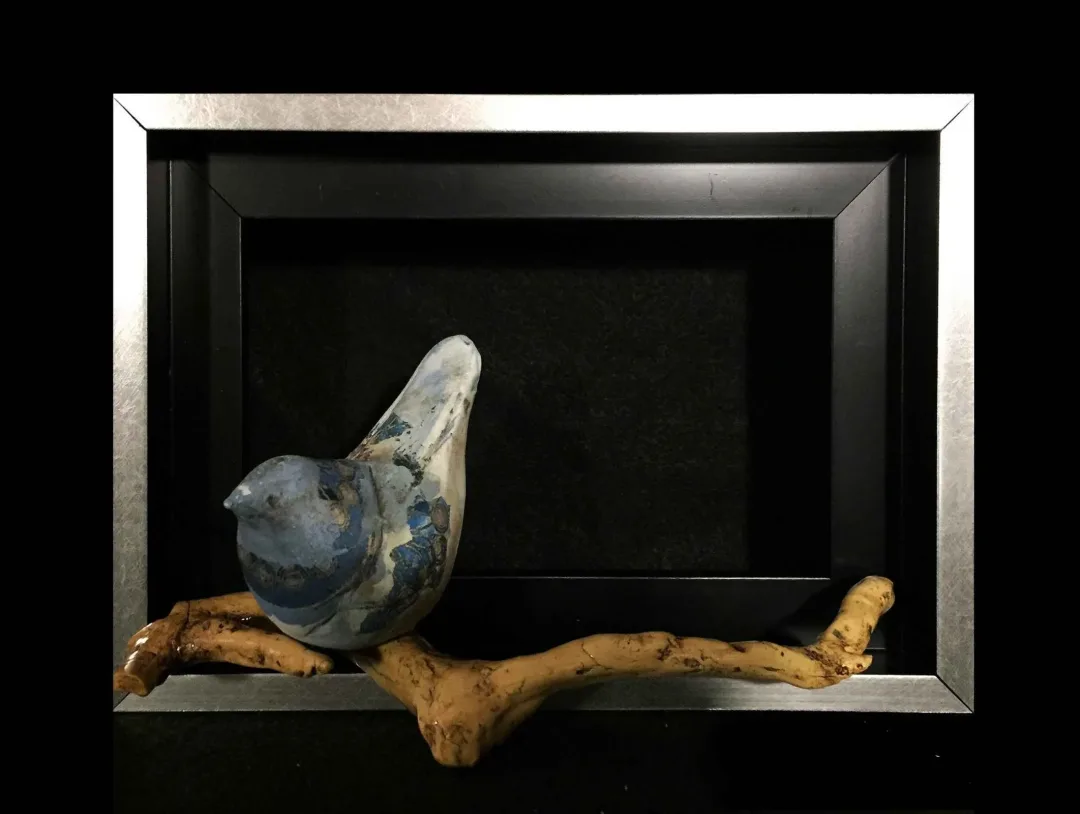 MİNE POYRAZ — “Daldaki Kuş”, 2017 "Daldaki Kuş" eseri MİNE POYRAZ tarafından 2017 yılında 28x20x4 cm ölçülerinde 1200° - Seramik Kalıpla Şekillendirme tekniği ile yapılmıştır.