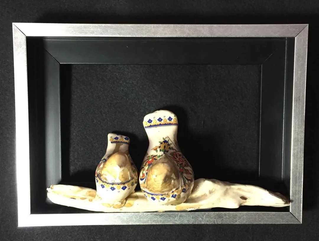 MİNE POYRAZ — “Daldaki Kuş”, 2017 "Daldaki Kuş" eseri MİNE POYRAZ tarafından 2017 yılında 28x20x4 cm ölçülerinde 1200° - Seramik Kalıpla Şekillendirme tekniği ile yapılmıştır.