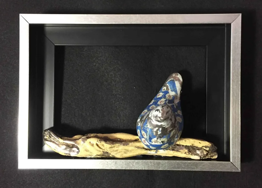 MİNE POYRAZ — “Daldaki Kuş”, 2017 "Daldaki Kuş" eseri MİNE POYRAZ tarafından 2017 yılında 28x20x4 cm ölçülerinde 1200° - Seramik Kalıpla Şekillendirme tekniği ile yapılmıştır.