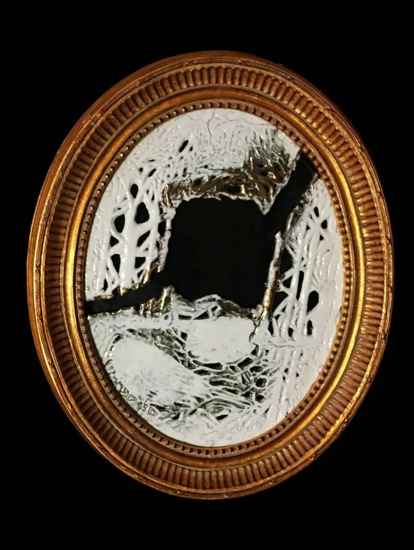 MİNE POYRAZ — “Aynalar”, 2017 "Aynalar" eseri MİNE POYRAZ tarafından 2017 yılında 50x40x4 cm ölçülerinde 1400° - Porselen, Ajur Tekniği tekniği ile yapılmıştır.