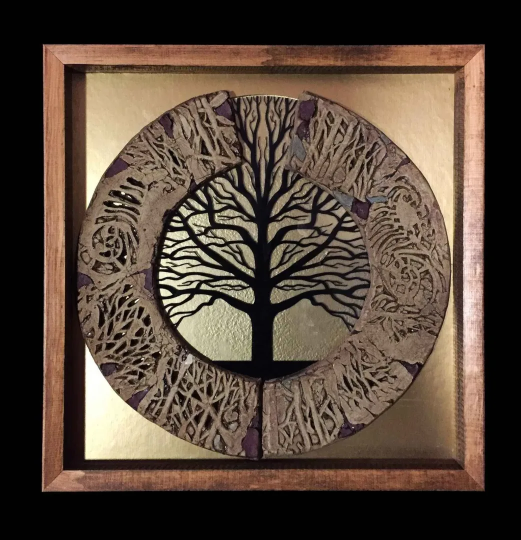 MİNE POYRAZ — “Hayat Ağacı”, 2017 "Hayat Ağacı" eseri MİNE POYRAZ tarafından 2017 yılında 43x43x4 cm ölçülerinde 1200° -Seramik Ajur ve Cam Füzyon Tekniği tekniği ile yapılmıştır.