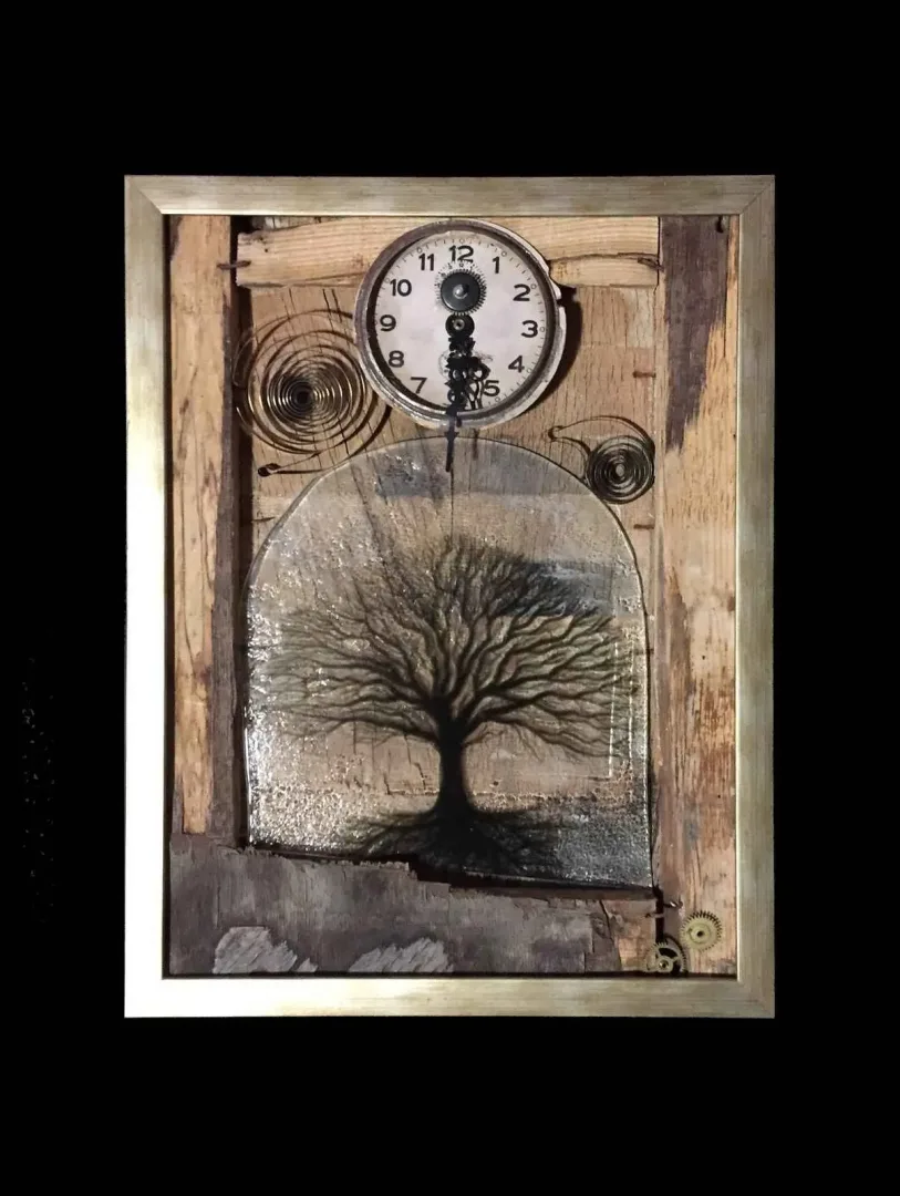 MİNE POYRAZ — “Zaman”, 2017 "Zaman" eseri MİNE POYRAZ tarafından 2017 yılında 42x332x4 cm ölçülerinde 800° - Cam Füzyon Tekniği tekniği ile yapılmıştır.