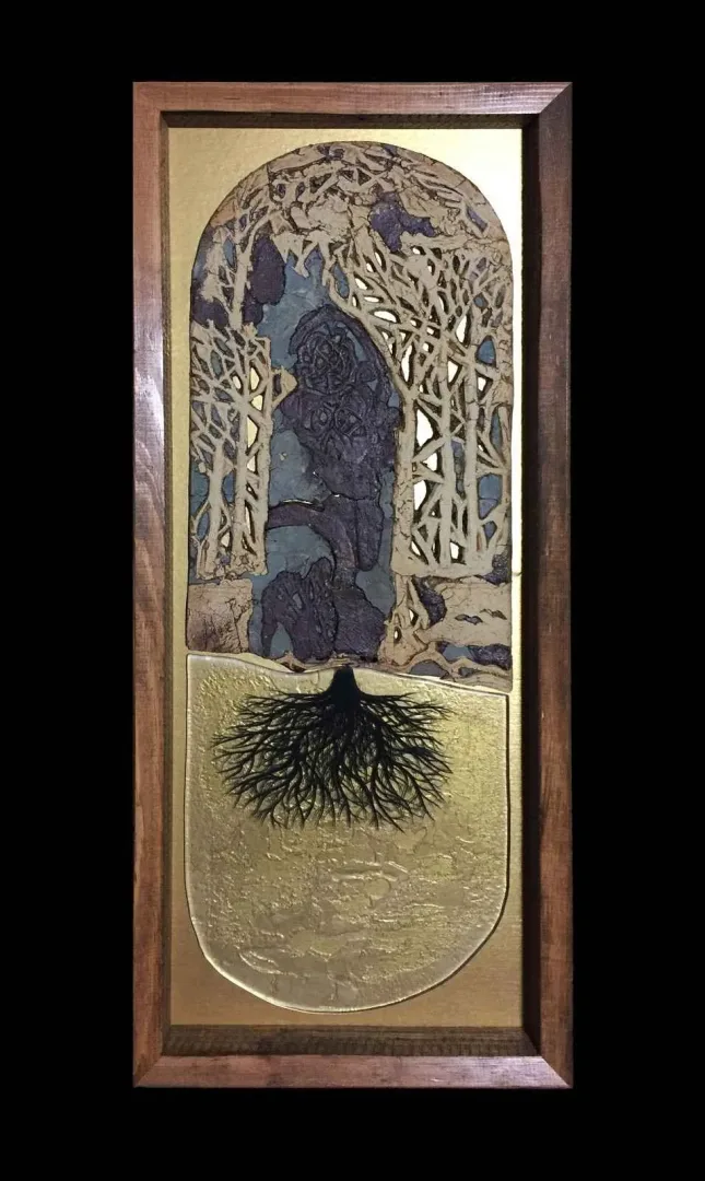 MİNE POYRAZ — “Kökler”, 2017 "Kökler" eseri MİNE POYRAZ tarafından 2017 yılında 64x26x4 cm ölçülerinde 1200° -Seramik Ajur ve Cam Füzyon Tekniği tekniği ile yapılmıştır.
