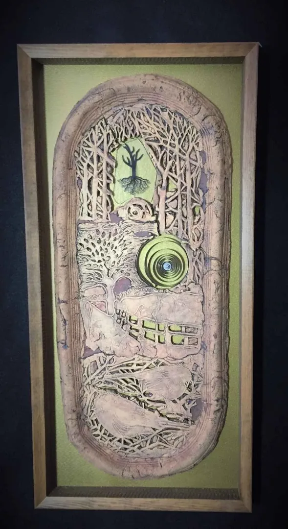 MİNE POYRAZ — “Zaman”, 2017 "Zaman" eseri MİNE POYRAZ tarafından 2017 yılında 73x36x4 cm ölçülerinde 1200° -Seramik Ajur ve Cam Füzyon Tekniği tekniği ile yapılmıştır.