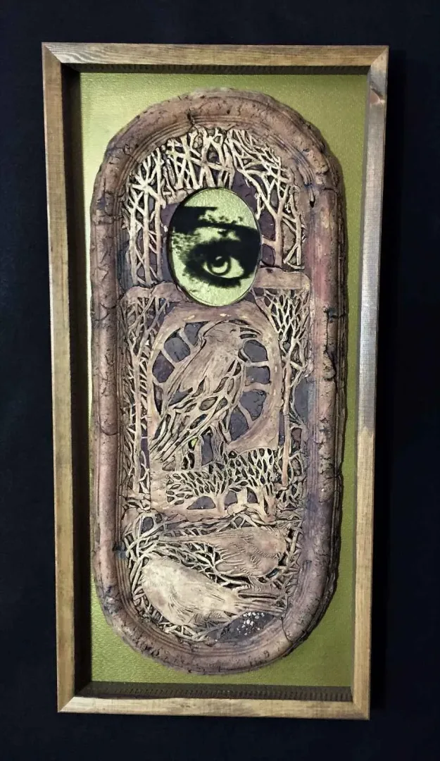 MİNE POYRAZ — “Göz”, 2017 "Göz" eseri MİNE POYRAZ tarafından 2017 yılında 73x36x4 cm ölçülerinde 1200° -Seramik Ajur ve Cam Füzyon Tekniği tekniği ile yapılmıştır.