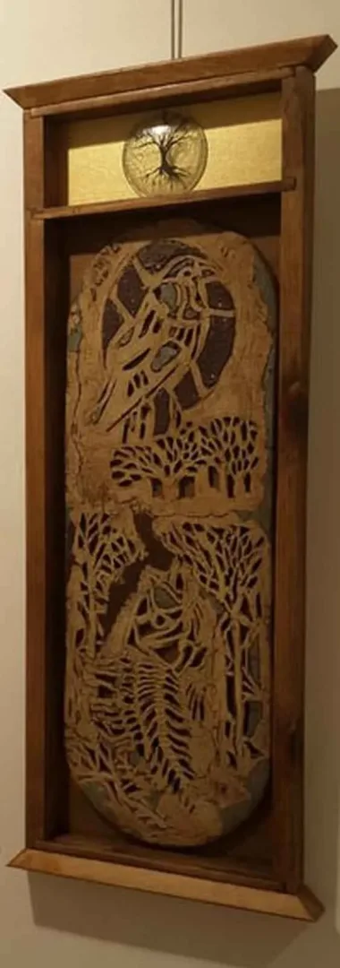 MİNE POYRAZ — “Dallar ve Karga”, 2017 "Dallar ve Karga" eseri MİNE POYRAZ tarafından 2017 yılında 73x36x4 cm ölçülerinde 1200° - Seramik Kalıpla Şekillendirme tekniği ile yapılmıştır.