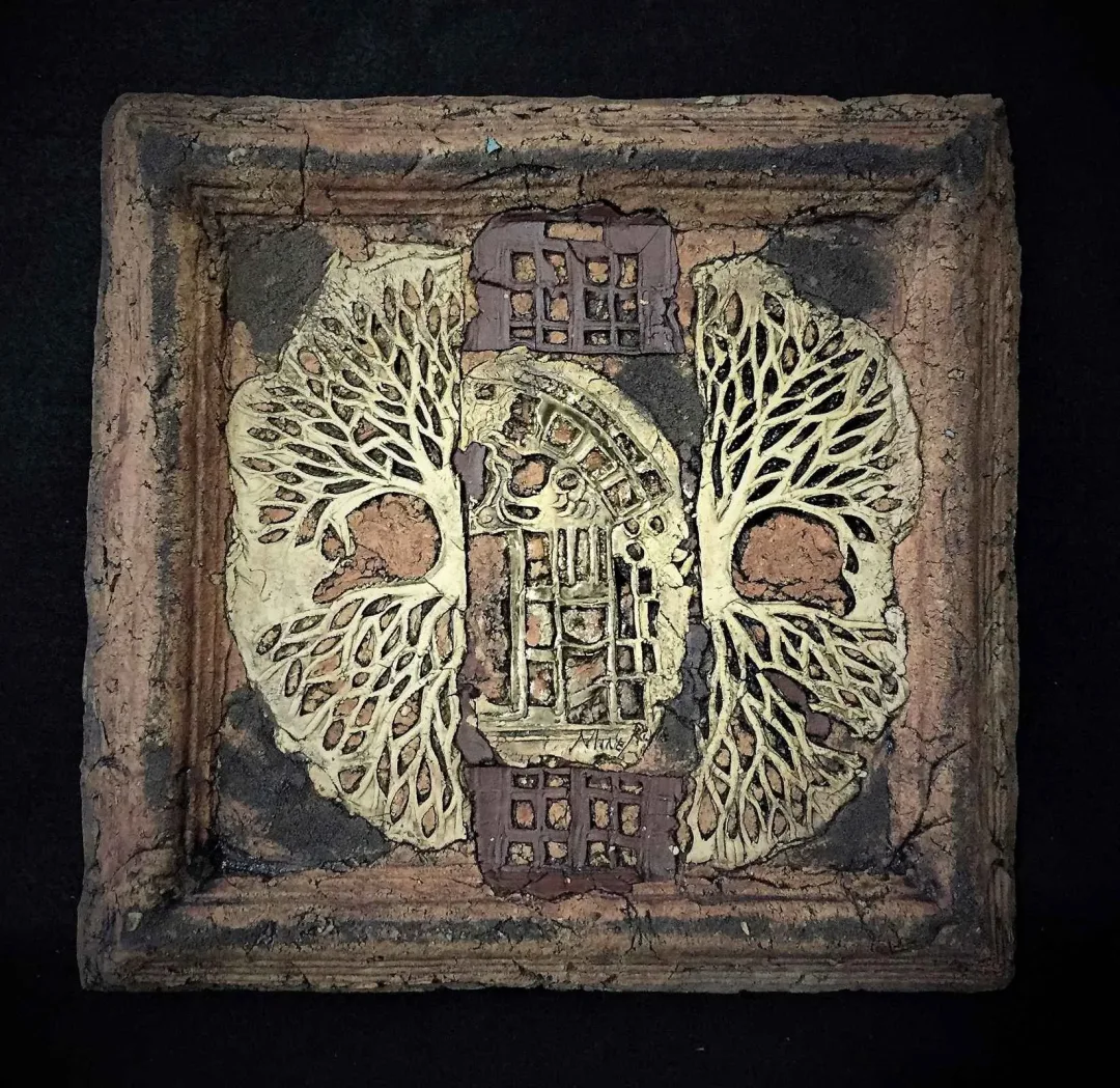 MİNE POYRAZ — “Ağaç Gölgeleri”, 2017 "Ağaç Gölgeleri" eseri MİNE POYRAZ tarafından 2017 yılında 32x32x4 cm ölçülerinde 1200° - Seramik Ajur Tekniği tekniği ile yapılmıştır.