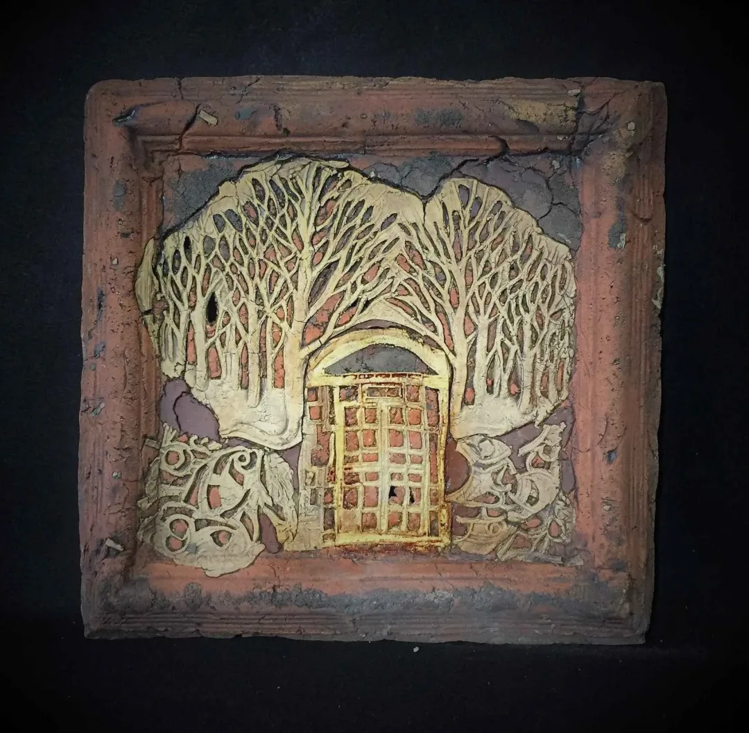 MİNE POYRAZ — “Ağaç Gölgeleri”, 2017 "Ağaç Gölgeleri" eseri MİNE POYRAZ tarafından 2017 yılında 32x32x4 cm ölçülerinde 1200° - Seramik Ajur Tekniği tekniği ile yapılmıştır.