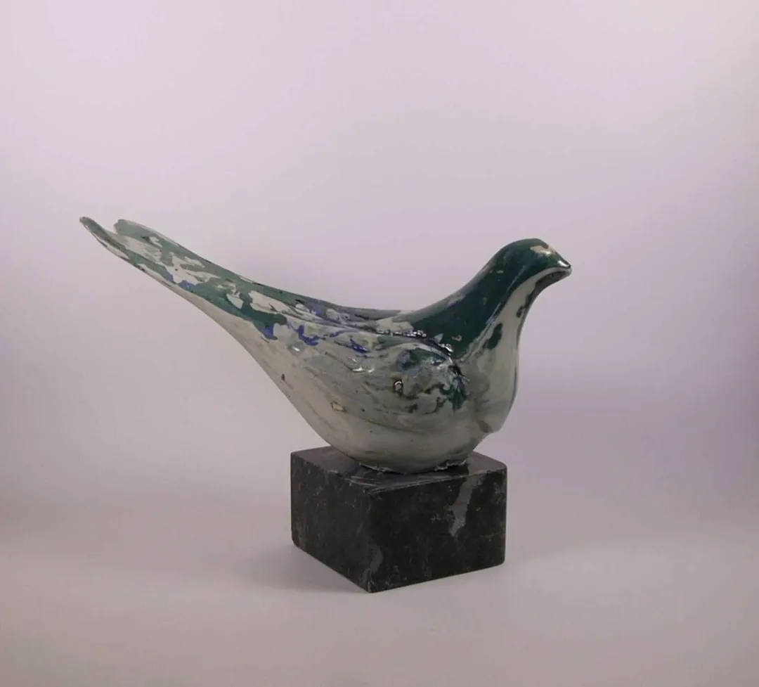 MİNE POYRAZ — “Güvercin”, 2017 "Güvercin" eseri MİNE POYRAZ tarafından 2017 yılında 20x27x13 cm ölçülerinde 1200° - Seramik Kalıpla Şekillendirme tekniği ile yapılmıştır.