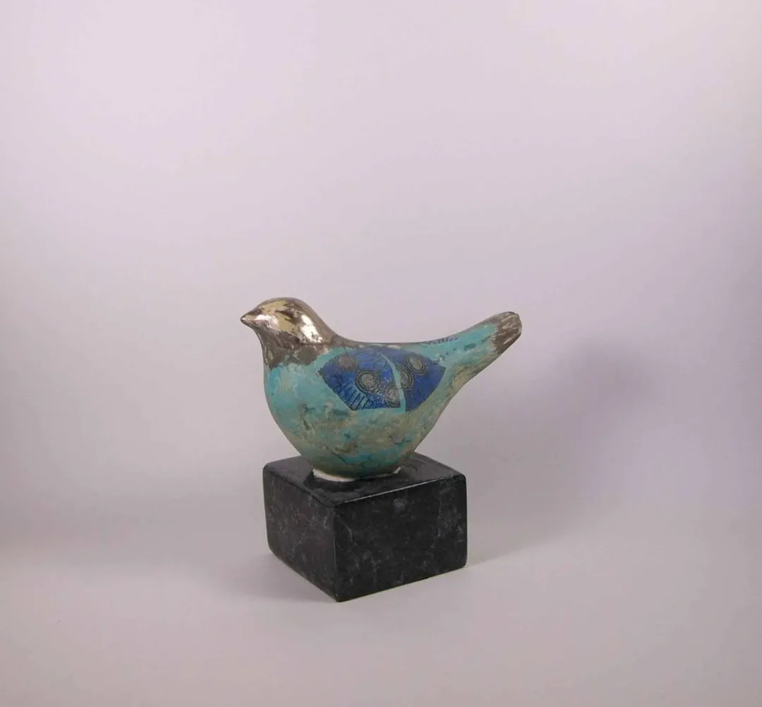 MİNE POYRAZ — “Serçe”, 2017 "Serçe" eseri MİNE POYRAZ tarafından 2017 yılında 20x15x10 cm ölçülerinde 1200° - Seramik Kalıpla Şekillendirme tekniği ile yapılmıştır.